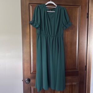 Green midi dress puffed sleeves